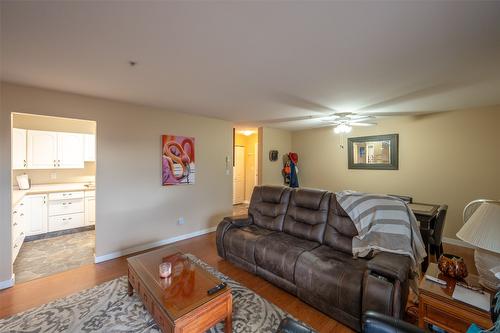 105-2401 South Main Street, Penticton, BC - Indoor Photo Showing Living Room