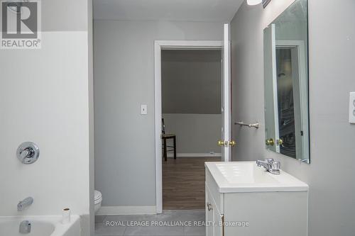 20 Jones Street, Belleville, ON - Indoor Photo Showing Bathroom