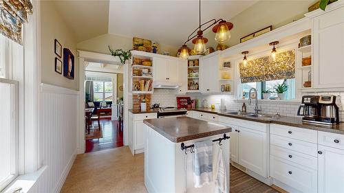 228 11Th Avenue, Cranbrook, BC - Indoor Photo Showing Kitchen With Double Sink