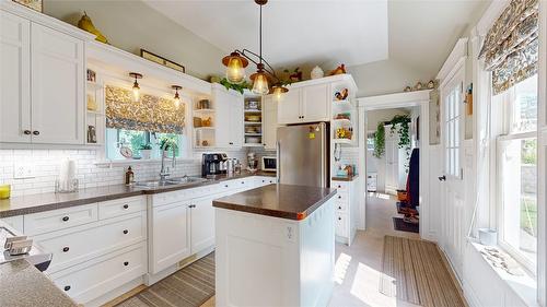 228 11Th Avenue, Cranbrook, BC - Indoor Photo Showing Kitchen With Double Sink