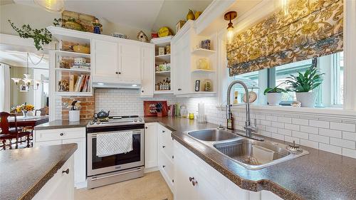 228 11Th Avenue, Cranbrook, BC - Indoor Photo Showing Kitchen With Double Sink