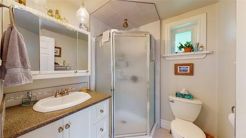 228 11Th Avenue, Cranbrook, BC - Indoor Photo Showing Bathroom