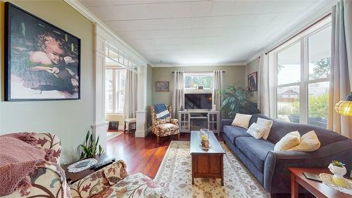 228 11Th Avenue, Cranbrook, BC - Indoor Photo Showing Living Room