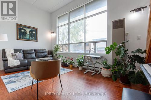 77 - 180 Mississauga Valley Boulevard, Mississauga, ON - Indoor Photo Showing Living Room