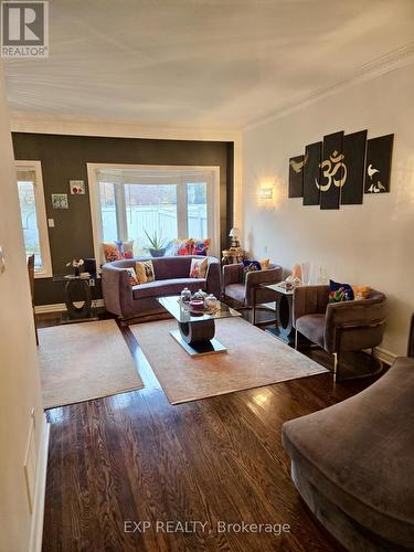 8 Mary Gapper Crescent, Richmond Hill, ON - Indoor Photo Showing Living Room