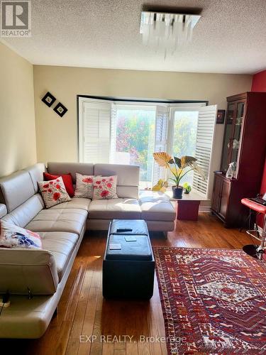 8 Mary Gapper Crescent, Richmond Hill, ON - Indoor Photo Showing Living Room