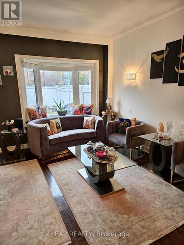 8 Mary Gapper Crescent, Richmond Hill, ON - Indoor Photo Showing Living Room