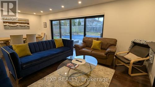 1071 Vera Cruz Drive, Mississauga, ON - Indoor Photo Showing Living Room