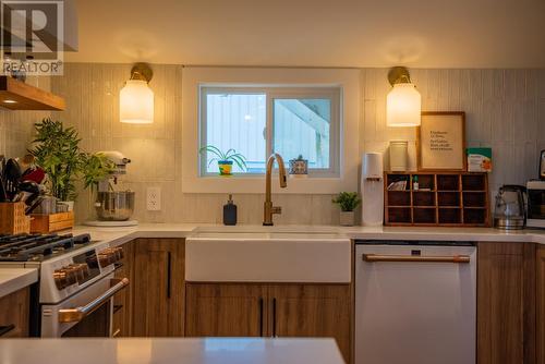 723 Hendryx Street, Nelson, BC - Indoor Photo Showing Kitchen