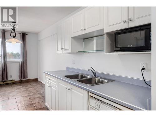 445 All Star Court Unit# 310, Kelowna, BC - Indoor Photo Showing Kitchen With Double Sink