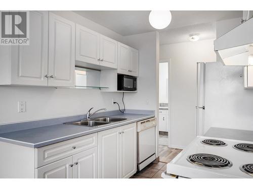 445 All Star Court Unit# 310, Kelowna, BC - Indoor Photo Showing Kitchen With Double Sink