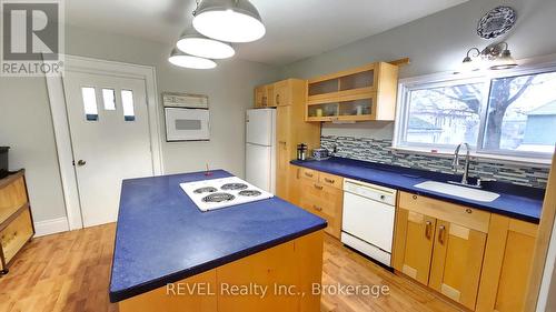 6294 Ker Street, Niagara Falls (216 - Dorchester), ON - Indoor Photo Showing Kitchen