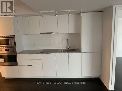 901 - 955 Bay Street, Toronto, ON - Indoor Photo Showing Kitchen