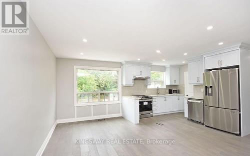 472 Samford Place, Oakville, ON - Indoor Photo Showing Kitchen With Stainless Steel Kitchen