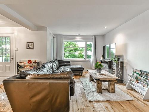 Salon - 229  - 229B Av. Bélisle, Sainte-Agathe-Des-Monts, QC - Indoor Photo Showing Living Room