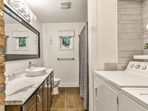 Salle de bains - 229  - 229B Av. Bélisle, Sainte-Agathe-Des-Monts, QC - Indoor Photo Showing Laundry Room