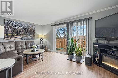 28 - 302 Vine Street, St. Catharines (444 - Carlton/Bunting), ON - Indoor Photo Showing Living Room