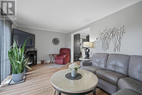 28 - 302 Vine Street, St. Catharines (444 - Carlton/Bunting), ON - Indoor Photo Showing Living Room