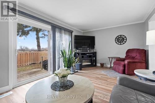 28 - 302 Vine Street, St. Catharines (444 - Carlton/Bunting), ON - Indoor Photo Showing Living Room