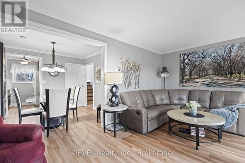 28 - 302 Vine Street, St. Catharines (444 - Carlton/Bunting), ON - Indoor Photo Showing Living Room