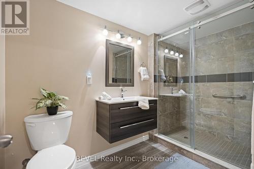 28 - 302 Vine Street, St. Catharines (444 - Carlton/Bunting), ON - Indoor Photo Showing Bathroom