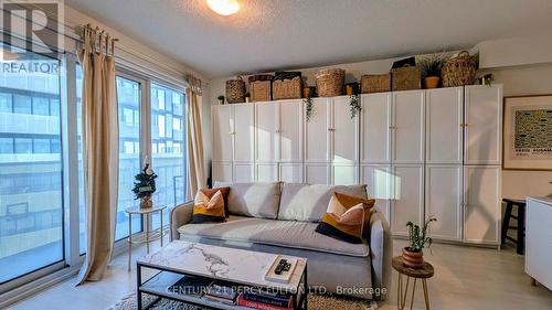 1606 - 100 Harbour Street, Toronto, ON - Indoor