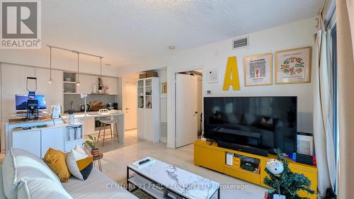 1606 - 100 Harbour Street, Toronto, ON - Indoor Photo Showing Living Room