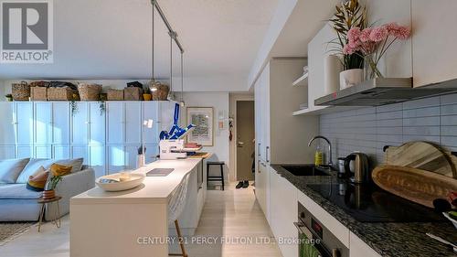 1606 - 100 Harbour Street, Toronto, ON - Indoor Photo Showing Kitchen