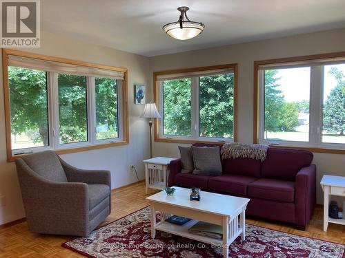 286 Alice Street, Kincardine, ON - Indoor Photo Showing Living Room