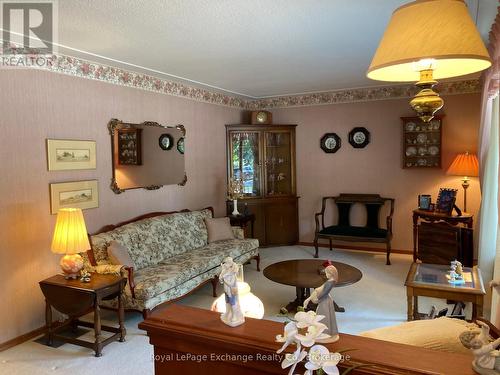 286 Alice Street, Kincardine, ON - Indoor Photo Showing Living Room