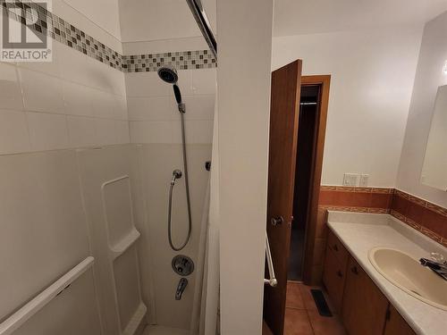 829 3Rd Avenue, Keremeos, BC - Indoor Photo Showing Bathroom