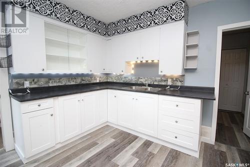 385 4Th Street E, Shaunavon, SK - Indoor Photo Showing Kitchen With Double Sink