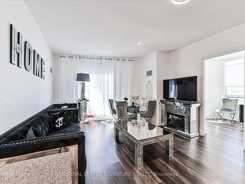 2304-330 Burnhamthorpe Rd W, Mississauga, ON - Indoor Photo Showing Living Room