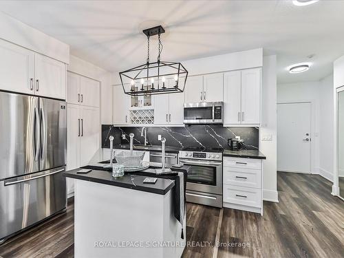 2304-330 Burnhamthorpe Rd W, Mississauga, ON - Indoor Photo Showing Kitchen