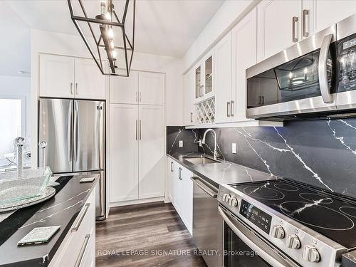 2304-330 Burnhamthorpe Rd W, Mississauga, ON - Indoor Photo Showing Kitchen With Upgraded Kitchen