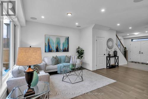 1514 Drew Street, London, ON - Indoor Photo Showing Living Room