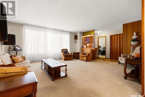 109 Milne Street N, Regina, SK - Indoor Photo Showing Living Room