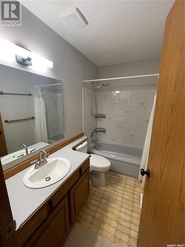 3023 Reves Road, Regina, SK - Indoor Photo Showing Bathroom