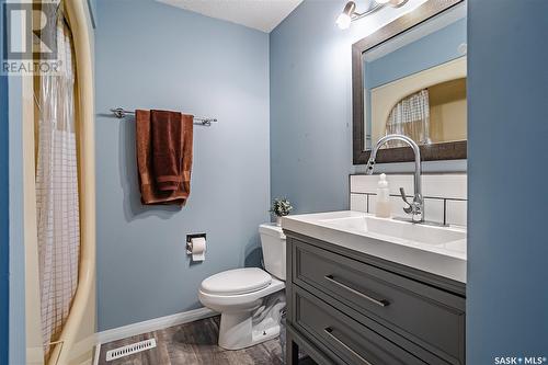 230 Ash Street, Outlook, SK - Indoor Photo Showing Bathroom