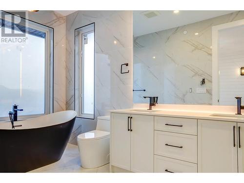 8928 Tavistock Road, Vernon, BC - Indoor Photo Showing Bathroom