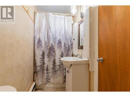 1415 Neilson Street, Trail, BC - Indoor Photo Showing Bathroom