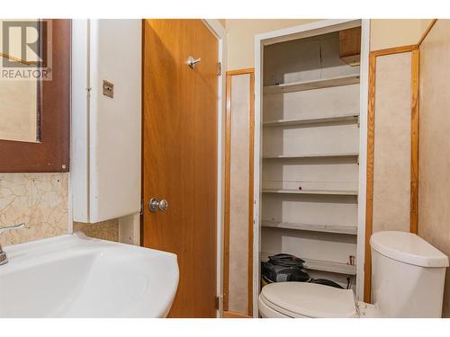 1415 Neilson Street, Trail, BC - Indoor Photo Showing Bathroom