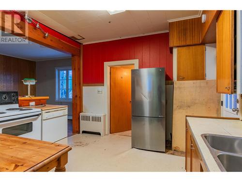 1415 Neilson Street, Trail, BC - Indoor Photo Showing Kitchen With Double Sink