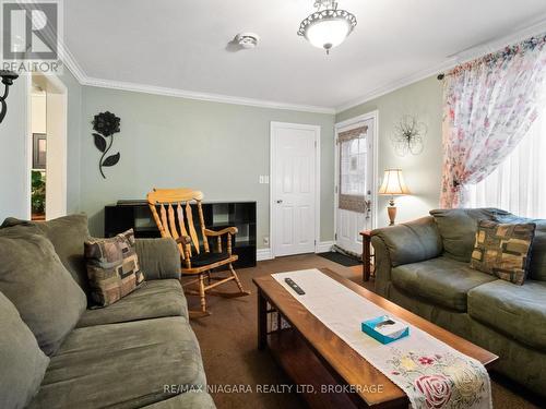 62 Douglas Street, Fort Erie (332 - Central), ON - Indoor Photo Showing Living Room