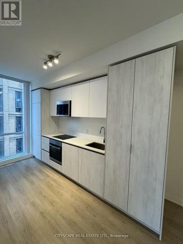 2009 - 8 Widmer Street, Toronto, ON - Indoor Photo Showing Kitchen