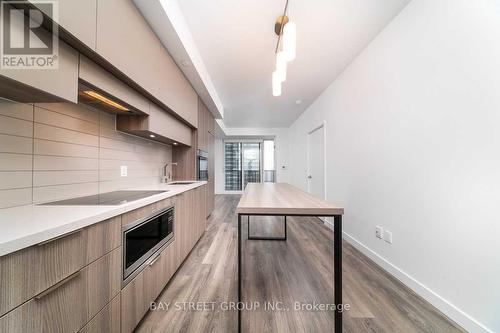 1401 - 8 Eglinton Avenue E, Toronto, ON - Indoor Photo Showing Kitchen