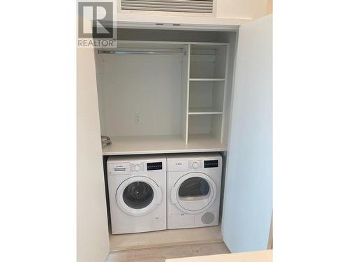 614 3809 Evergreen Place, Burnaby, BC - Indoor Photo Showing Laundry Room