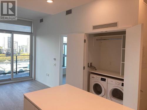 614 3809 Evergreen Place, Burnaby, BC - Indoor Photo Showing Laundry Room