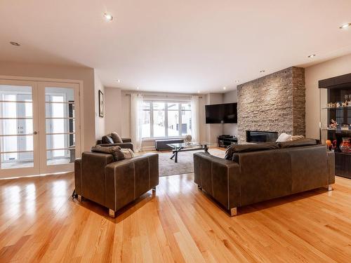 Salon - 10178 Rue Panis-Charles, Montréal (Rivière-Des-Prairies/Pointe-Aux-Trembles), QC - Indoor Photo Showing Living Room With Fireplace