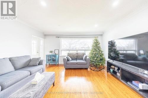 5 Woolwick Drive, Toronto, ON - Indoor Photo Showing Living Room